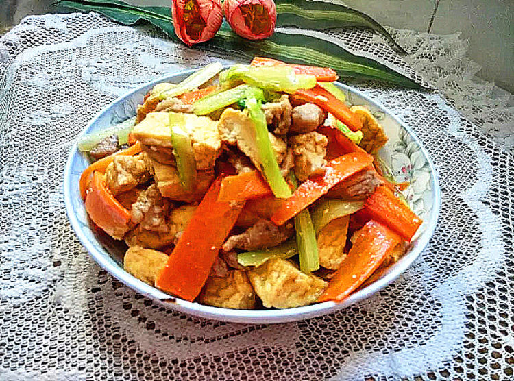 西芹胡萝卜焖豆腐步骤11