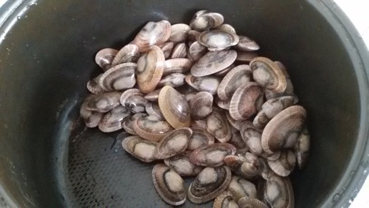 葱香花蛤炒豆腐步骤1