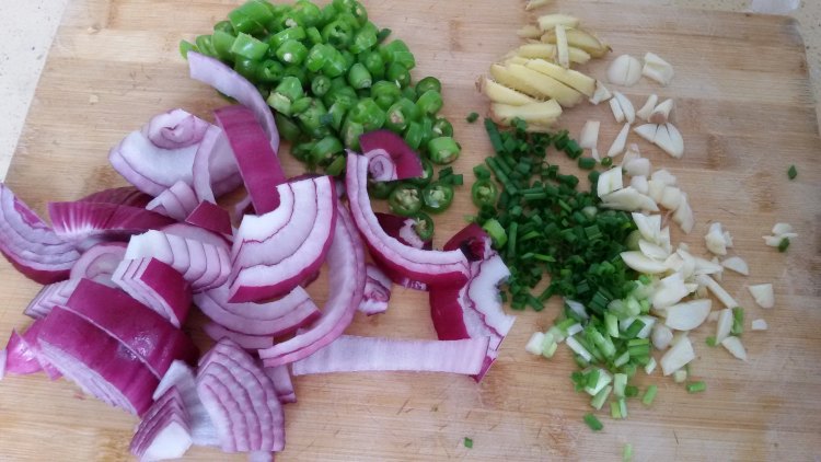 葱香花蛤炒豆腐步骤3