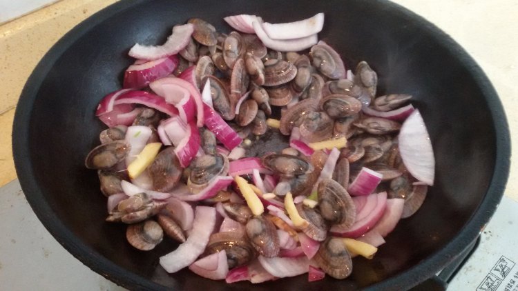 葱香花蛤炒豆腐步骤7