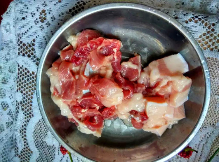 猪肉焖豆腐步骤2