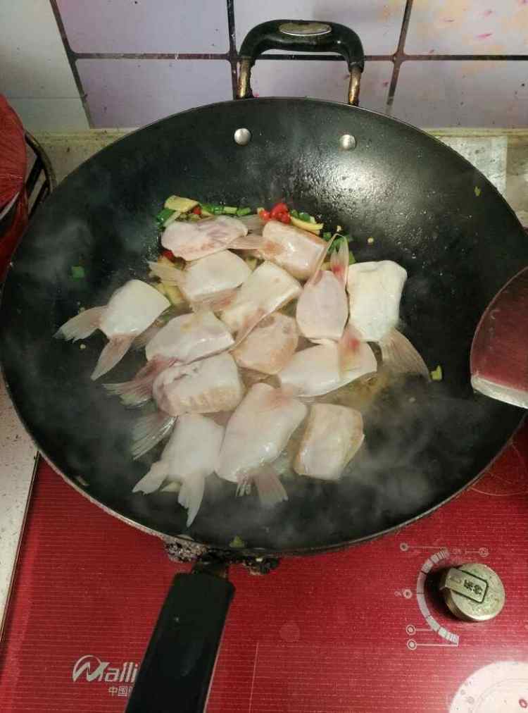鱼鳍炖豆腐步骤3
