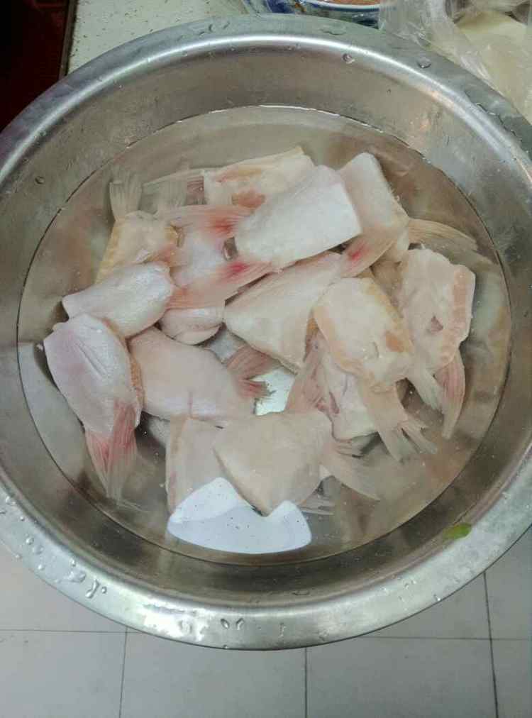 鱼鳍炖豆腐步骤1