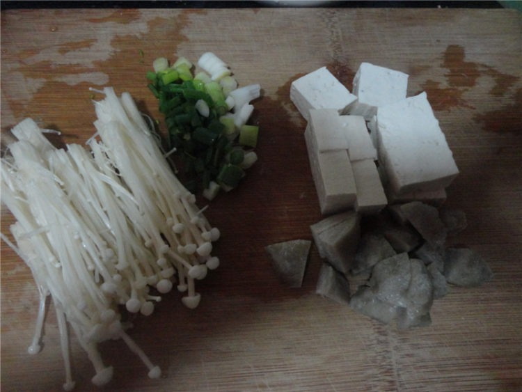 金针菇豆腐汤步骤1