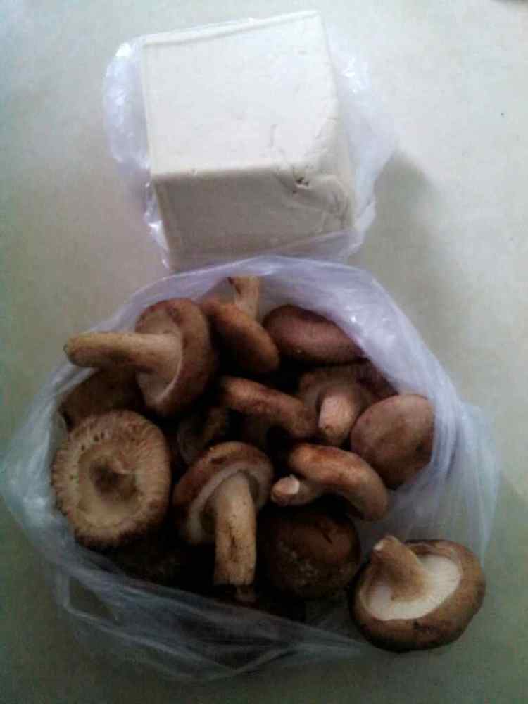 蚝油香菇炖豆腐步骤1