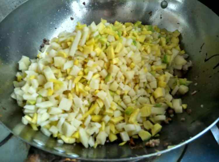 肉末豆腐土豆丁步骤1