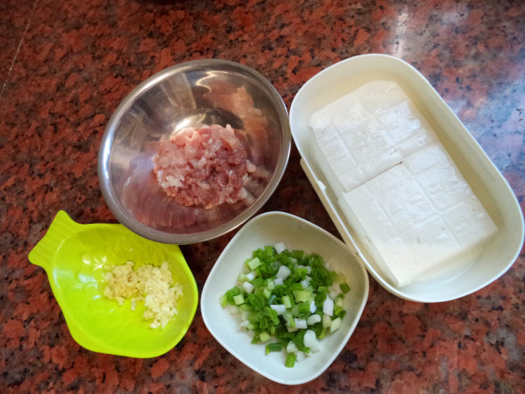 肉末豆腐盖浇饭步骤1