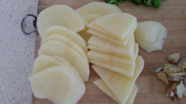葱香土豆炒黄金豆腐步骤3