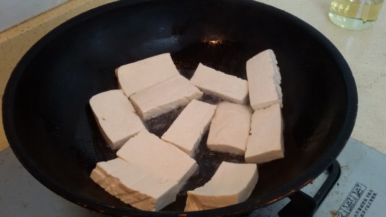 葱香土豆炒黄金豆腐步骤4