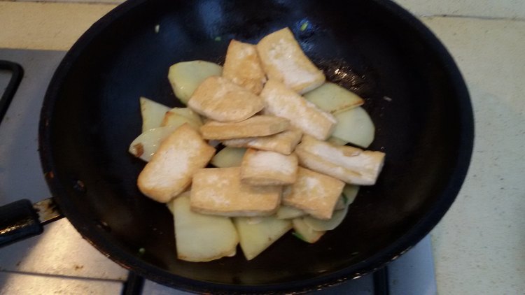 葱香土豆炒黄金豆腐步骤8