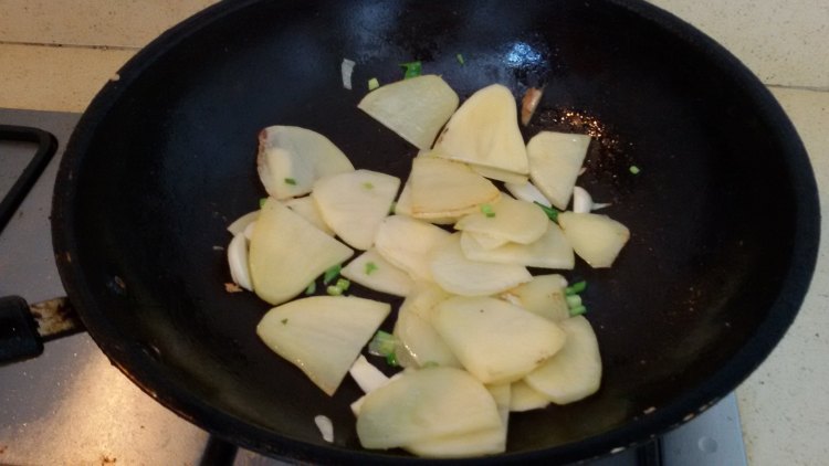 葱香土豆炒黄金豆腐步骤7