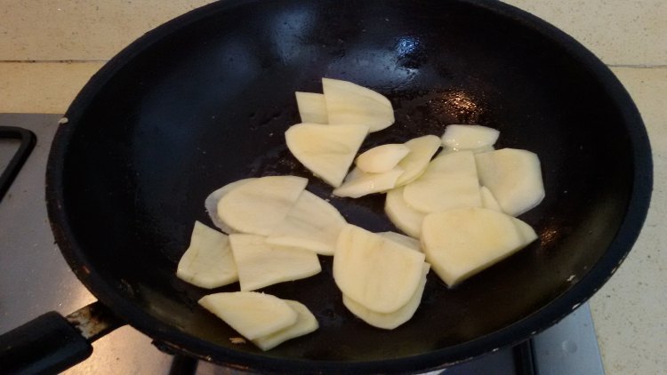 葱香土豆炒黄金豆腐步骤6