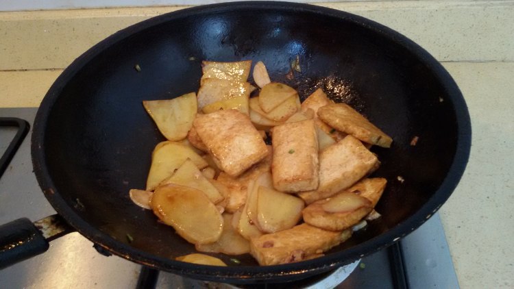 葱香土豆炒黄金豆腐步骤10