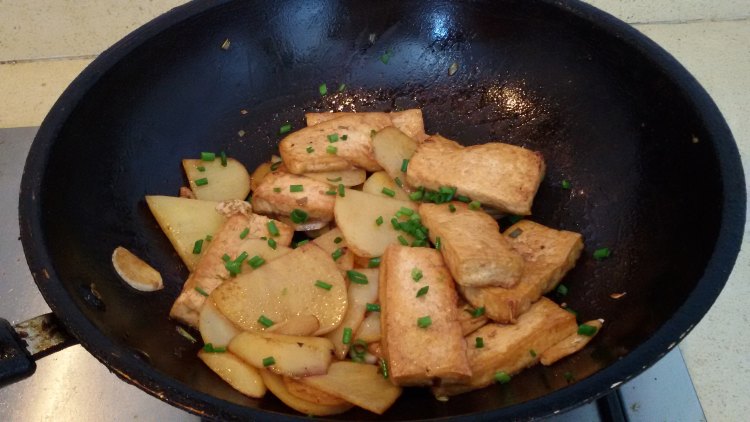 葱香土豆炒黄金豆腐步骤11