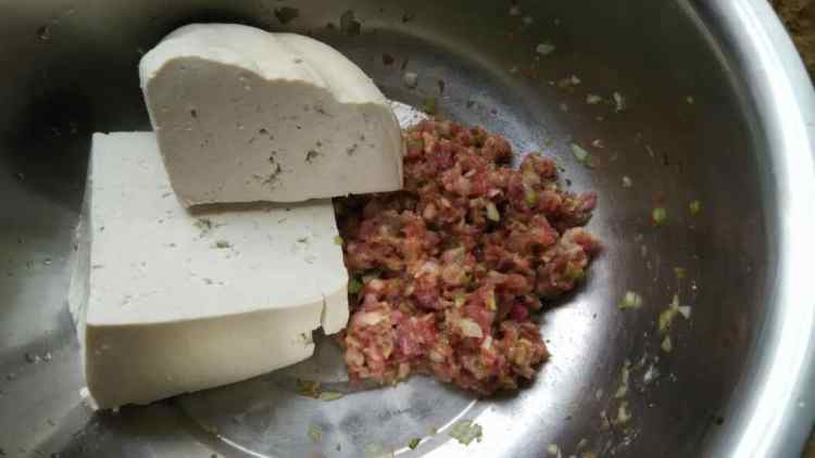 炸豆腐肉丸子步骤2
