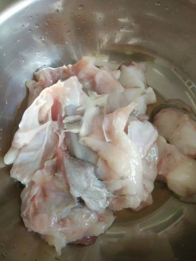 丑鱼豆腐汤步骤1