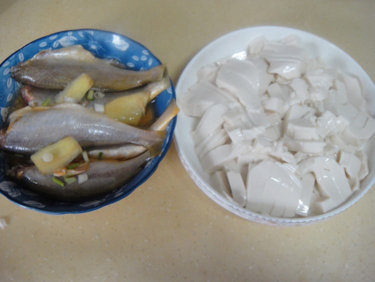 雪菜豆腐黄鱼汤步骤3