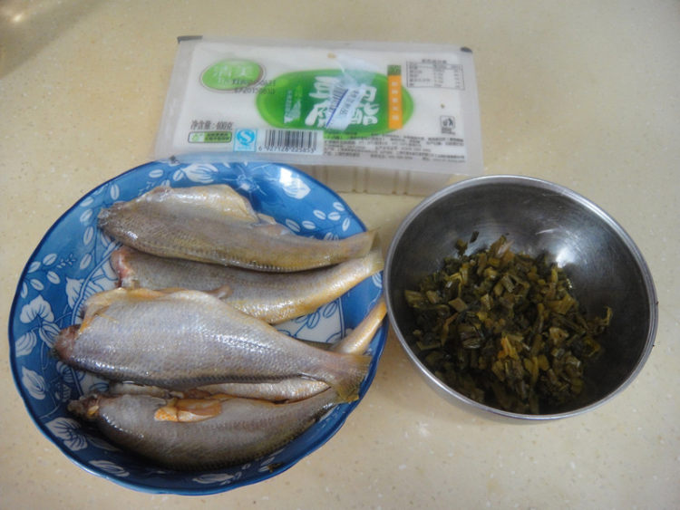 雪菜豆腐黄鱼汤步骤1