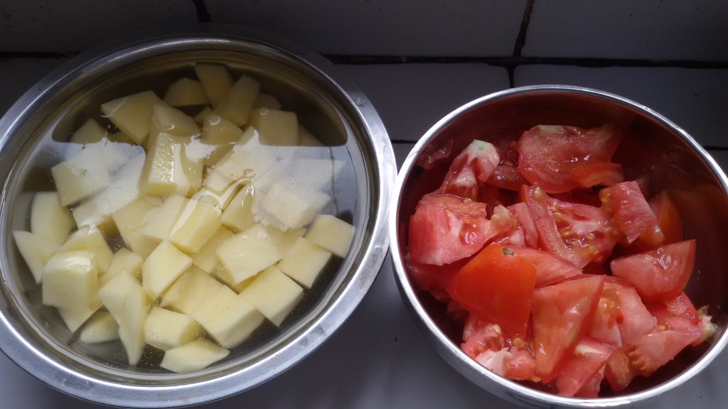土豆番茄烧豆腐步骤1