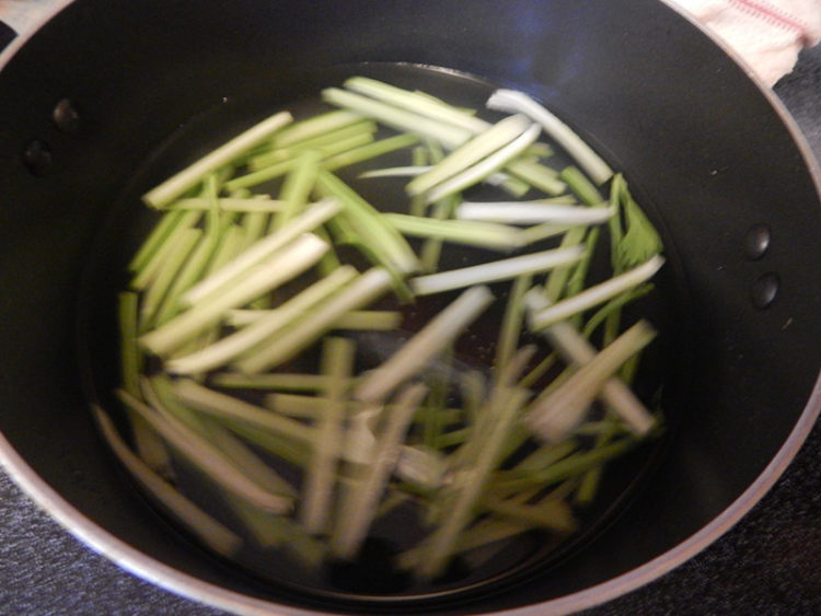 香辣西芹炒豆腐条步骤3