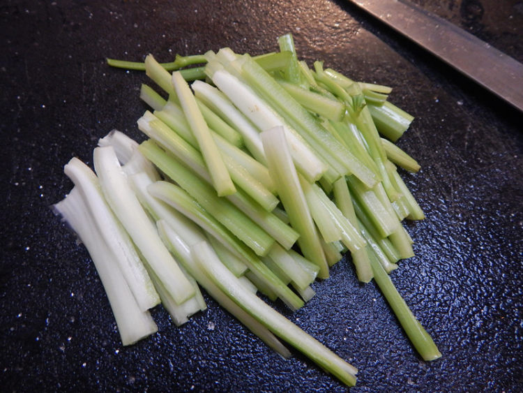 香辣西芹炒豆腐条步骤1