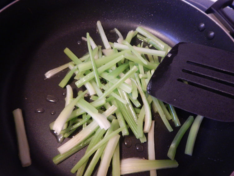 香辣西芹炒豆腐条步骤4