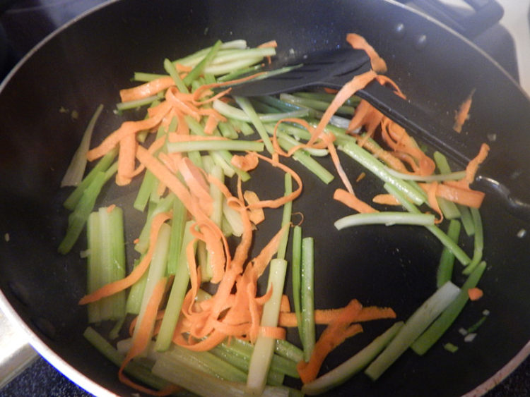 香辣西芹炒豆腐条步骤5