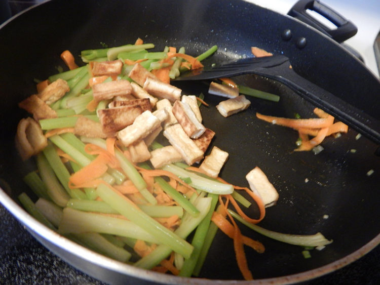 香辣西芹炒豆腐条步骤6
