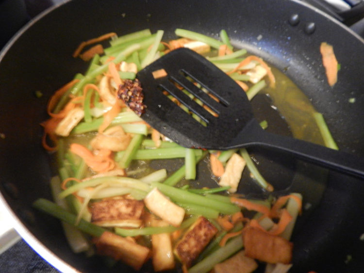 香辣西芹炒豆腐条步骤7