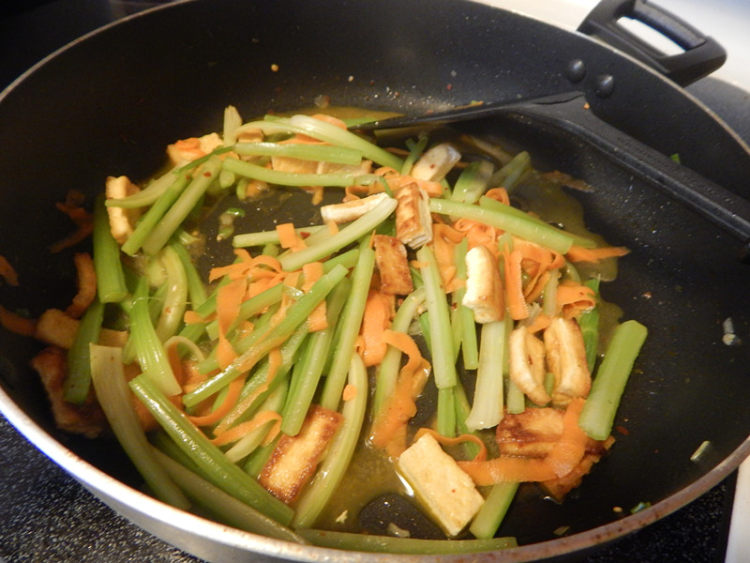 香辣西芹炒豆腐条步骤9