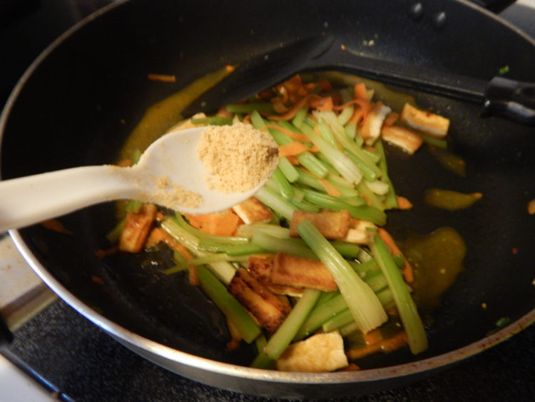 香辣西芹炒豆腐条步骤10
