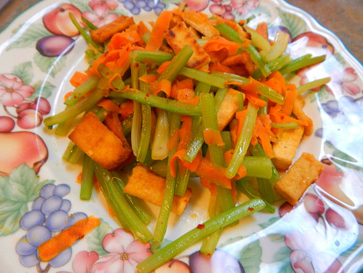 香辣西芹炒豆腐条步骤11