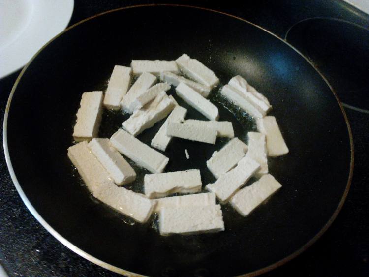 茄汁小瓜炒豆腐条步骤3