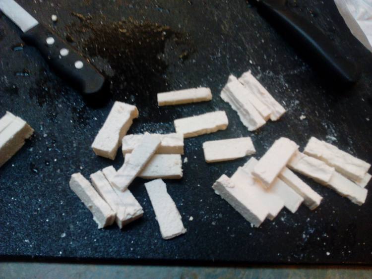 茄汁小瓜炒豆腐条步骤2