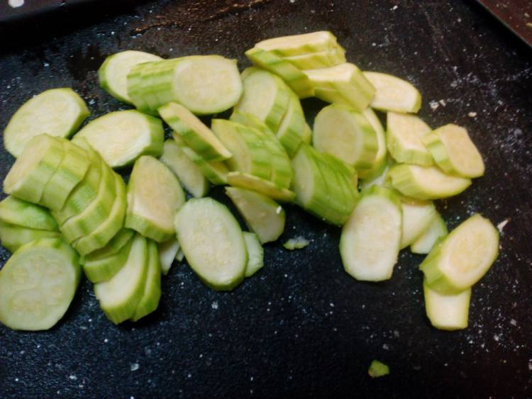茄汁小瓜炒豆腐条步骤5