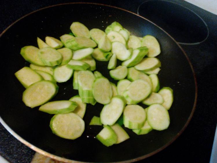 茄汁小瓜炒豆腐条步骤7