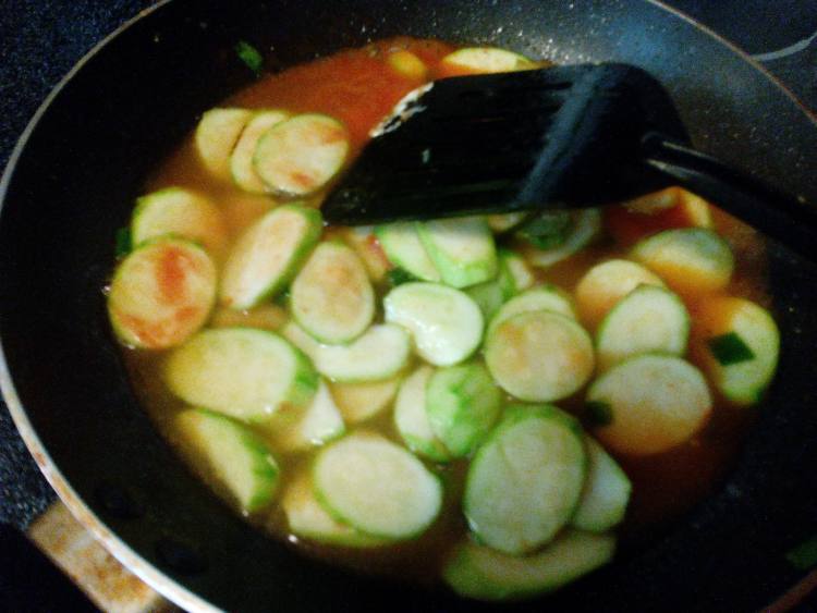 茄汁小瓜炒豆腐条步骤9
