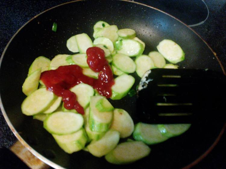 茄汁小瓜炒豆腐条步骤8