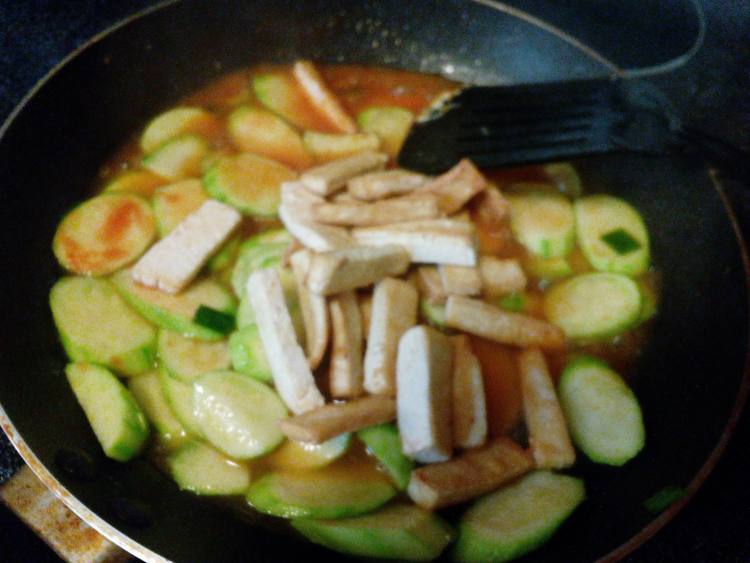 茄汁小瓜炒豆腐条步骤10