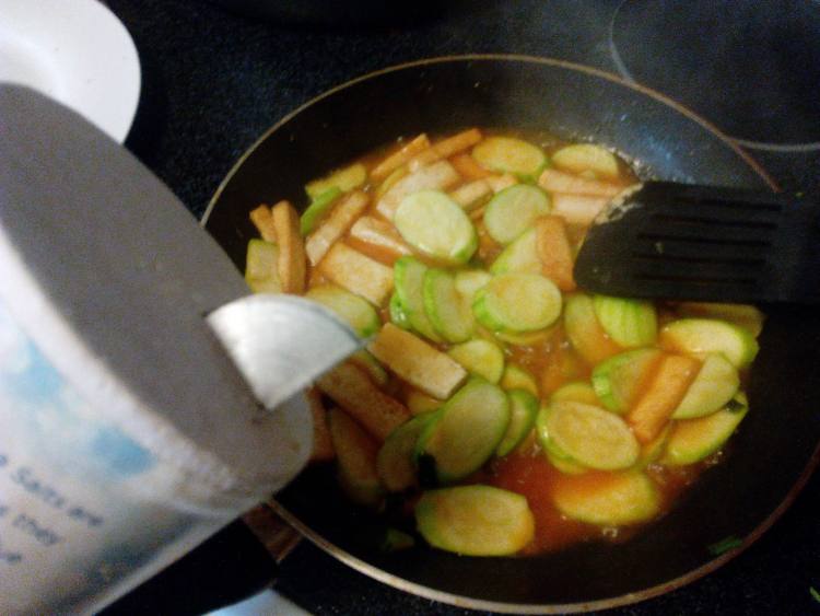 茄汁小瓜炒豆腐条步骤11