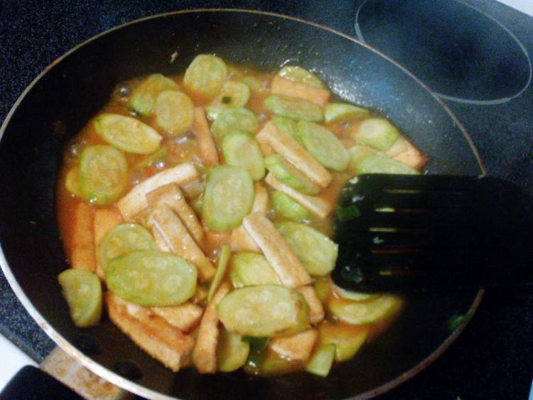 茄汁小瓜炒豆腐条步骤12