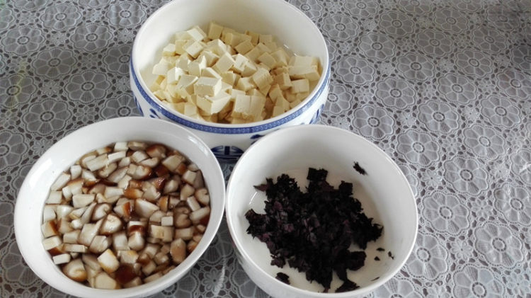 豆腐炖香菇步骤1