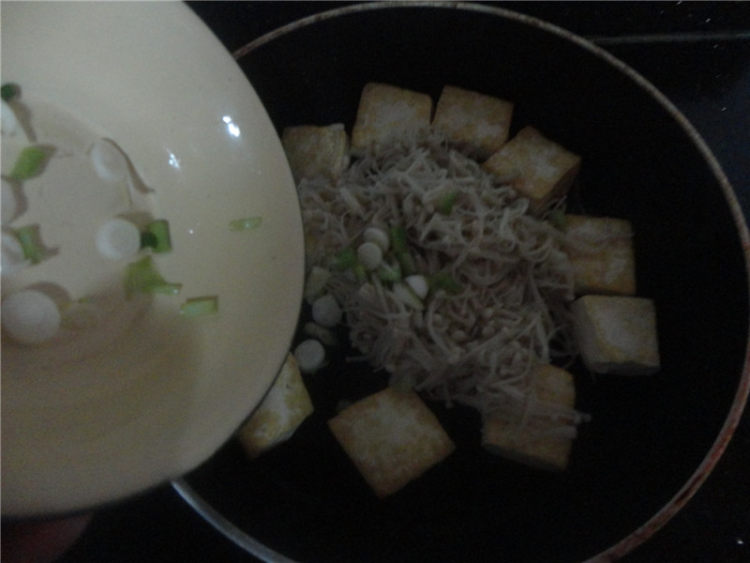 豆腐烧金针菇步骤5