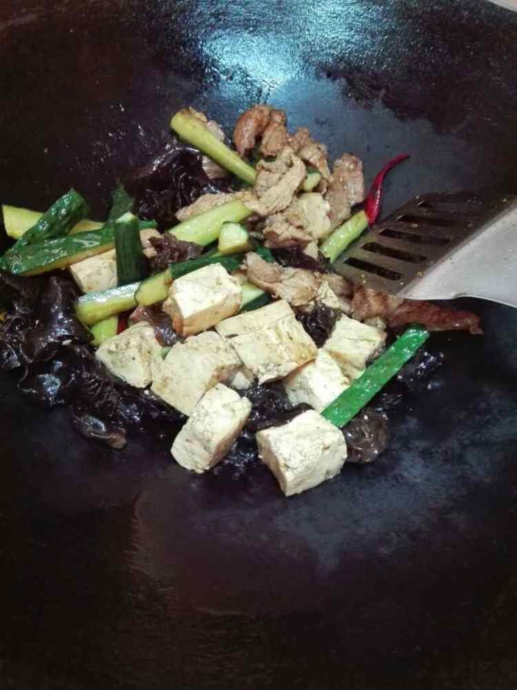 木耳青瓜豆腐小炒肉步骤8