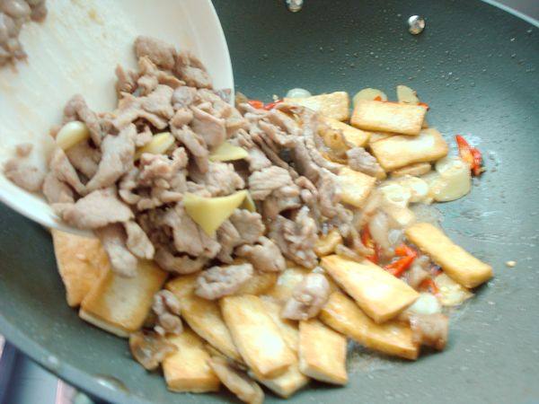 豆腐炒肉片步骤8