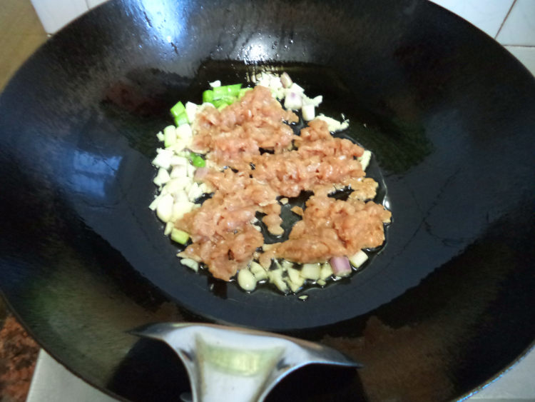 豌豆肉末烧豆腐步骤4