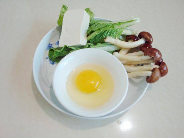 豆腐蘑菇鸡蛋汤面步骤1