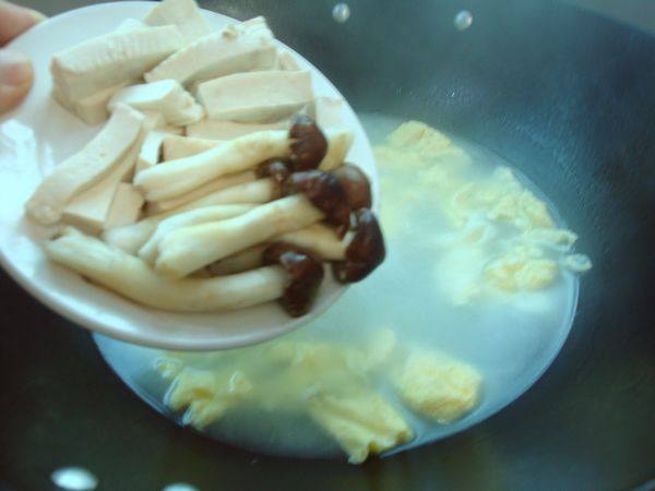 豆腐蘑菇鸡蛋汤面步骤6