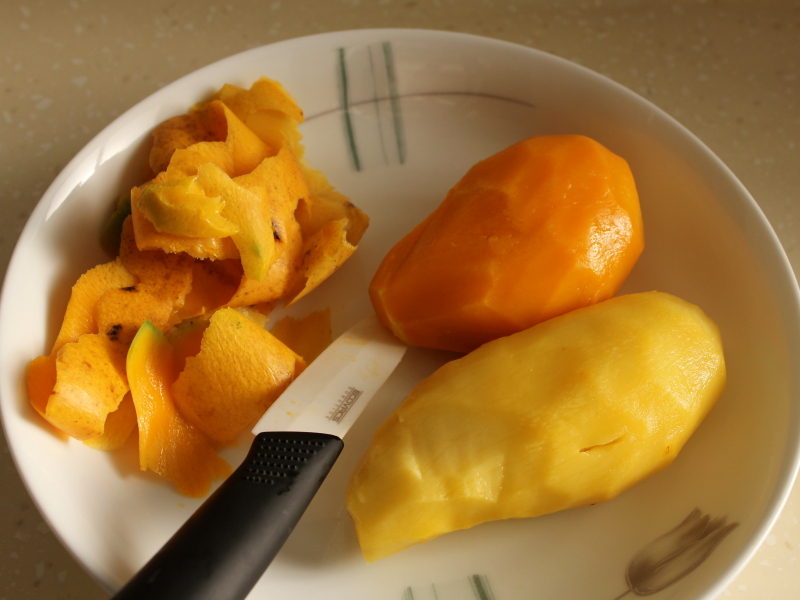 百香果芒果牛奶饮步骤2