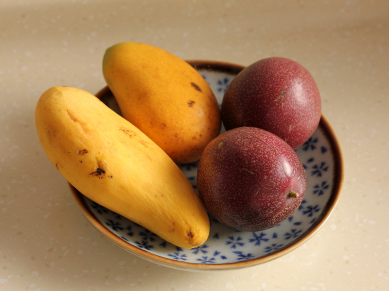 百香果芒果牛奶饮步骤1